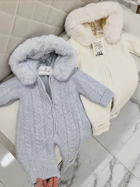 Голубой и молочный зимние комбинезоны